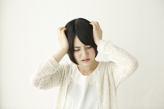 頭が痛い女性