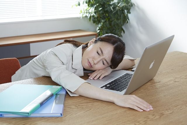 寝不足な女性