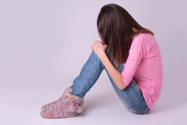 落ち込む女性